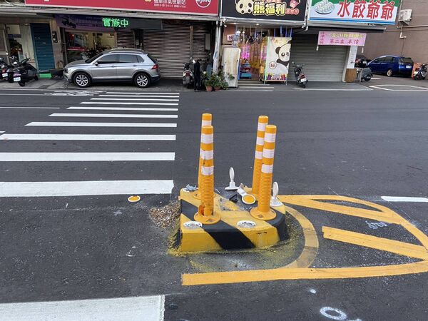 ▲彰南路庇護島又撞。（圖／民眾提供）