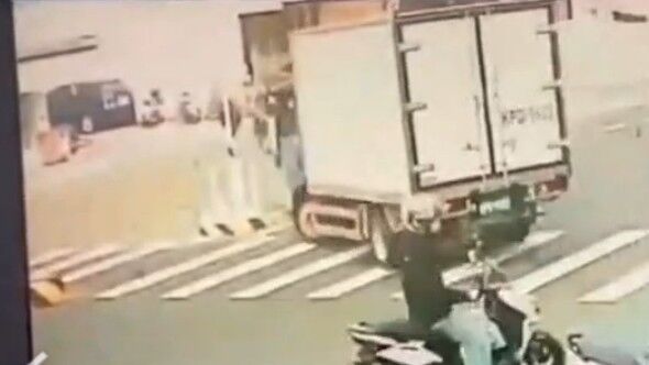 ▲彰南路庇護島又撞。（圖／民眾提供）