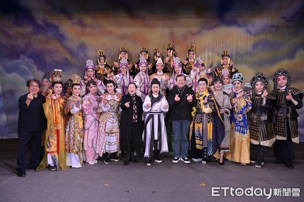 ▲▼花蓮傳統藝術巡演邀請國寶級歌仔戲團隊「明華園戲劇總團」 於新城鄉演出經典大戲《薛丁山傳奇》。（圖／花蓮縣政府提供，下同）