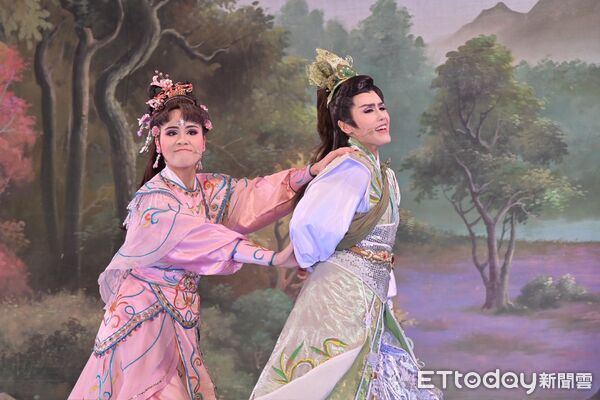 ▲▼花蓮傳統藝術巡演邀請國寶級歌仔戲團隊「明華園戲劇總團」 於新城鄉演出經典大戲《薛丁山傳奇》。（圖／花蓮縣政府提供，下同）