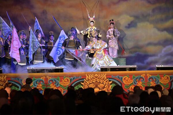 ▲▼花蓮傳統藝術巡演邀請國寶級歌仔戲團隊「明華園戲劇總團」 於新城鄉演出經典大戲《薛丁山傳奇》。（圖／花蓮縣政府提供，下同）