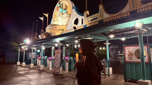 ▲全新的黑夜奇遇・窺探樂園導覽，可以夜探六福村，體驗從未有過的冒險，將由專屬的引路人，帶大家一起解開六福村的各種都市傳說。（圖／業者提供）