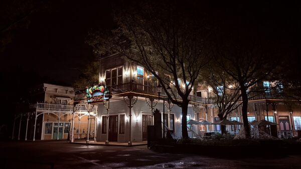 ▲全新的黑夜奇遇・窺探樂園導覽，可以夜探六福村，體驗從未有過的冒險，將由專屬的引路人，帶大家一起解開六福村的各種都市傳說。（圖／業者提供）