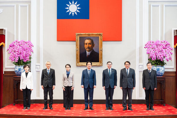 ▲▼總統賴清德邀請行政院長卓榮泰、考試院長周弘憲、行政院副院長鄭麗君、考試院副院長許舒翔，進行國政茶敘，副總統蕭美琴、總統府秘書潘孟安及副秘書長鄭俊昇也在座。（圖／總統府提供）