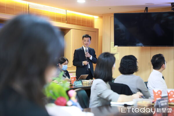 ▲東區全人照護計畫將在2026年執行，前置作業已如火如荼開跑，健保署陳亮妤署長上任後於13日拜訪花蓮慈院，聽取進度與建言，與花蓮慈院團隊合影。（圖／慈濟醫學中心提供，下同）