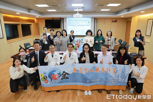 ▲東區全人照護計畫將在2026年執行，前置作業已如火如荼開跑，健保署陳亮妤署長上任後於13日拜訪花蓮慈院，聽取進度與建言，與花蓮慈院團隊合影。（圖／慈濟醫學中心提供，下同）