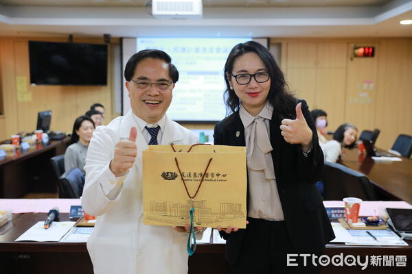 ▲東區全人照護計畫將在2026年執行，前置作業已如火如荼開跑，健保署陳亮妤署長上任後於13日拜訪花蓮慈院，聽取進度與建言，與花蓮慈院團隊合影。（圖／慈濟醫學中心提供，下同）