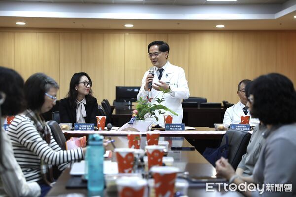 ▲東區全人照護計畫將在2026年執行，前置作業已如火如荼開跑，健保署陳亮妤署長上任後於13日拜訪花蓮慈院，聽取進度與建言，與花蓮慈院團隊合影。（圖／慈濟醫學中心提供，下同）