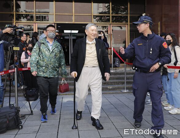 ▲▼台北地院審理京華城案，柯文哲、沈慶京、應曉薇等三名被告出庭辯論，中午休息時間外出用餐。（圖／記者湯興漢攝）