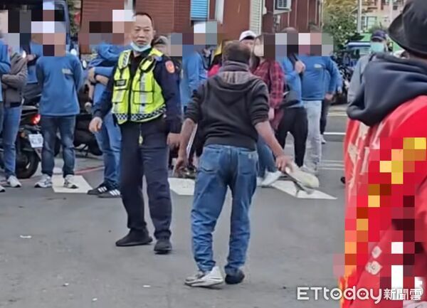 ▲▼王男酒醉不滿警方規勸，竟脫鞋朝員警丟擲。（圖／翻攝爆廢公社）