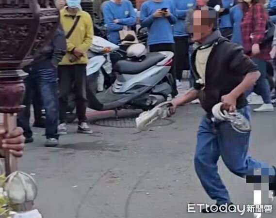 ▲▼王男酒醉不滿警方規勸，竟脫鞋朝員警丟擲。（圖／翻攝爆廢公社）