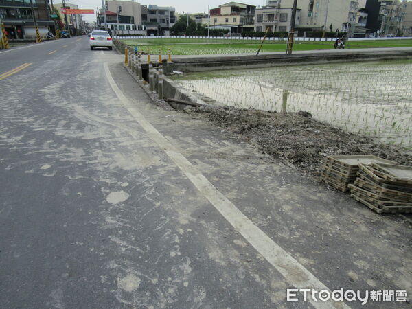 ▲農耕機具道路污染。（圖／屏東縣環保局提供)