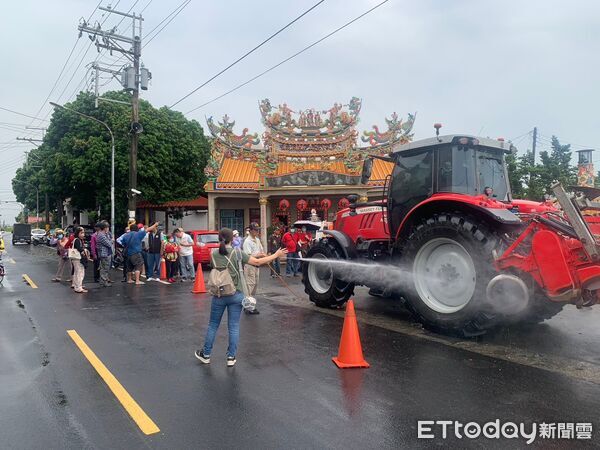 ▲農耕機具道路污染。（圖／屏東縣環保局提供)