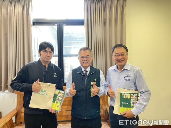 ▲興南鑄造廠公司工會與公司完成團體協約續約簽署，勞工局長王鑫基到場見證。（記者林東良翻攝，下同）