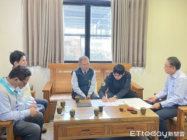 ▲興南鑄造廠公司工會與公司完成團體協約續約簽署，勞工局長王鑫基到場見證。（記者林東良翻攝，下同）