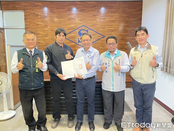 ▲興南鑄造廠公司工會與公司完成團體協約續約簽署，勞工局長王鑫基到場見證。（記者林東良翻攝，下同）