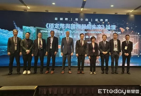 ▲左五起美國在台協會商務官柯思遠、貿協董事長黃志芳、金融監理管理委員會副主任莊秀媛與論壇主講人合影。（圖／記者張佩芬攝）