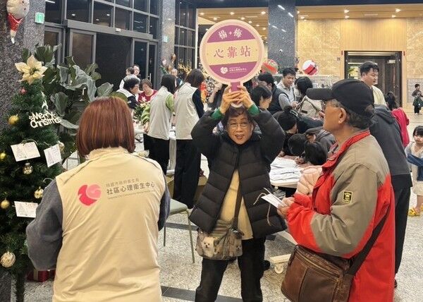 ▲桃園市社區心理衛生中心打造心願聖誕樹