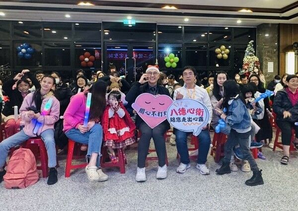 ▲桃園市社區心理衛生中心打造心願聖誕樹