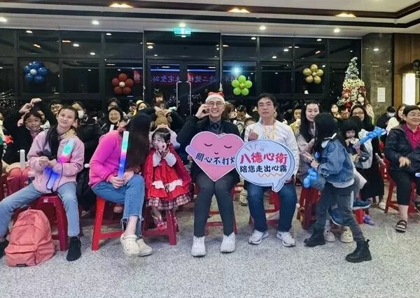 ▲桃園市社區心理衛生中心打造心願聖誕樹
