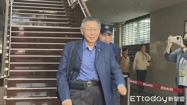 ▲▼涉犯京華城等案的柯文哲，今（15日）出庭嗆檢方論告「又在亂說」等語，庭外受訪笑稱「我哪有講『胡說』」。（圖／記者黃哲民攝）