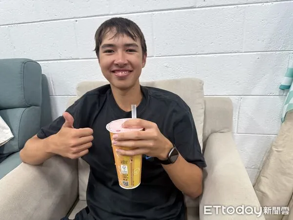 ▲麥肯納（Leo McKenna）愛上珍奶。（圖／記者楊舒帆攝）