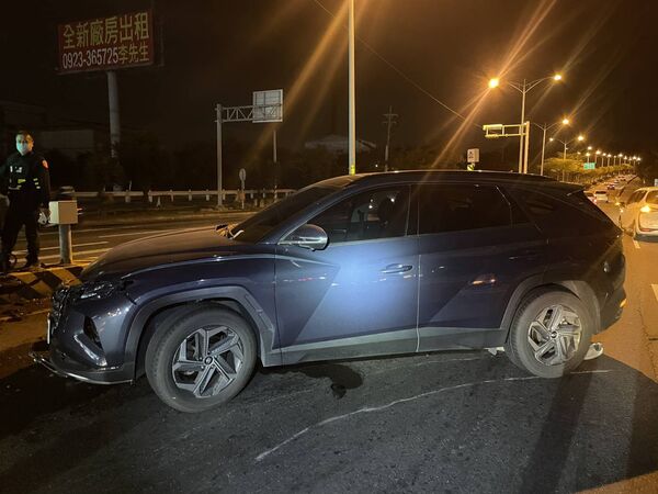 ▲彰化東外環BMW疑未保持安全車距追撞休旅車再撞中央分隔島。（圖／警方提供）