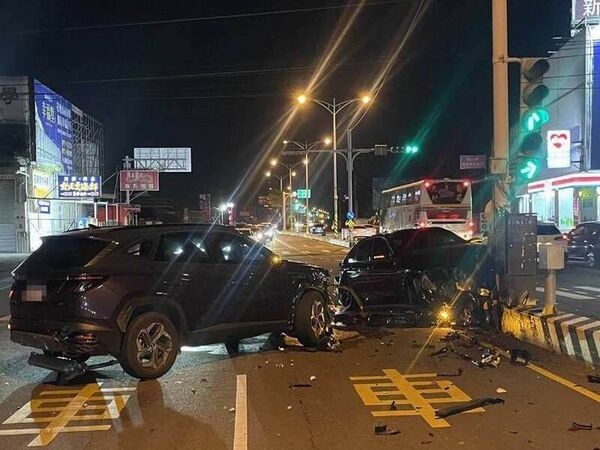 ▲彰化東外環BMW疑未保持安全車距追撞休旅車再撞中央分隔島。（圖／警方提供）