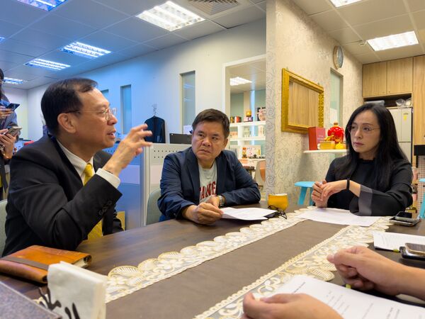 ▲▼左起：衛福部長石崇良、立委莊瑞雄、立委陳瑩討論台東成功及長濱「長者智慧手環」續辦。（圖／立委陳瑩國會辦公室提供）