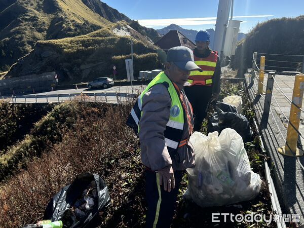 ▲民眾觀星看日出使得武嶺形成市集，製造大量垃圾，破壞高山自然生態環境。（圖／太管處提供，下同）