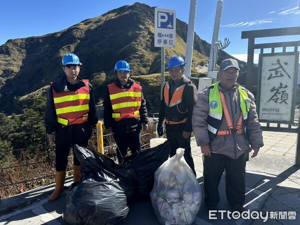 ▲民眾觀星看日出使得武嶺形成市集，製造大量垃圾，破壞高山自然生態環境。（圖／太管處提供，下同）