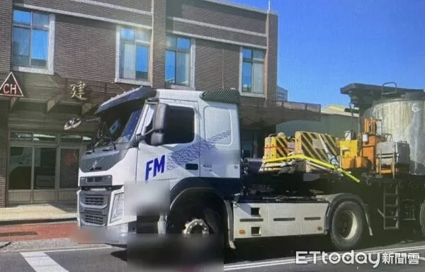 ▲詹男駕駛曳引車疑未注意車前狀況與同向洪姓女子所騎乘自行車發生擦撞。（圖／蘆竹警分提供）