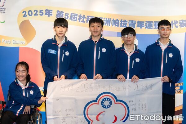 ▲代表團為表示對運動部支持的感謝，由游泳競賽奪金的葉豐源(右2)、吳俊佑(右1)選手與田徑姚宥米(左1)選手、桌球蘇晉賢(左2)。（圖／記者蔡厚瑄攝）