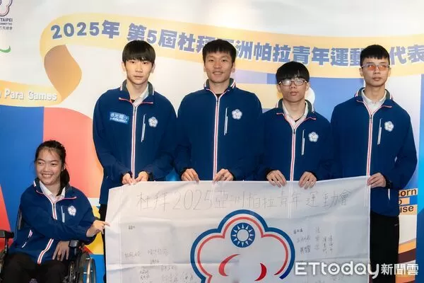 ▲代表團為表示對運動部支持的感謝，由游泳競賽奪金的葉豐源(右2)、吳俊佑(右1)選手與田徑姚宥米(左1)選手、桌球蘇晉賢(左2)。（圖／記者蔡厚瑄攝）