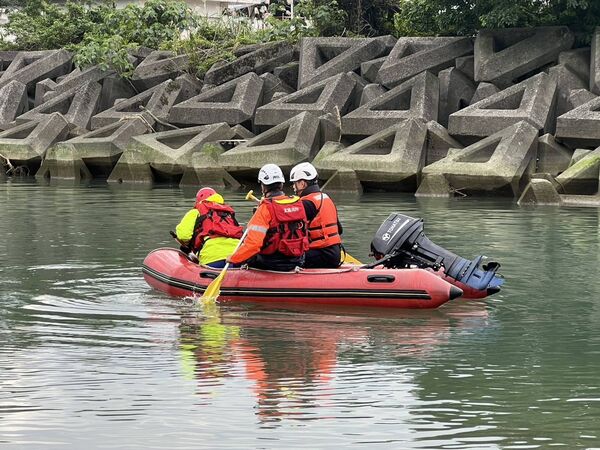 ▲12日晚間在蘇澳白米溪出海口抓螃蟹落海失聯3天的25歲越南移工，遺體今天被尋獲。（圖／讀者提供）
