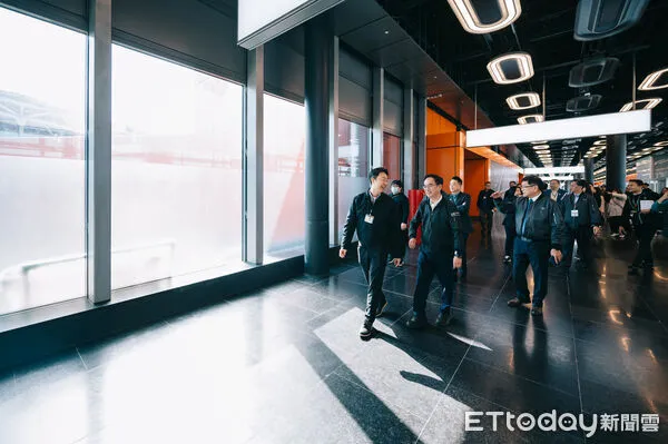 ▲▼立法院交通委員會今天考察桃園機場第三航廈北登機廊廳。（圖／交通部提供）