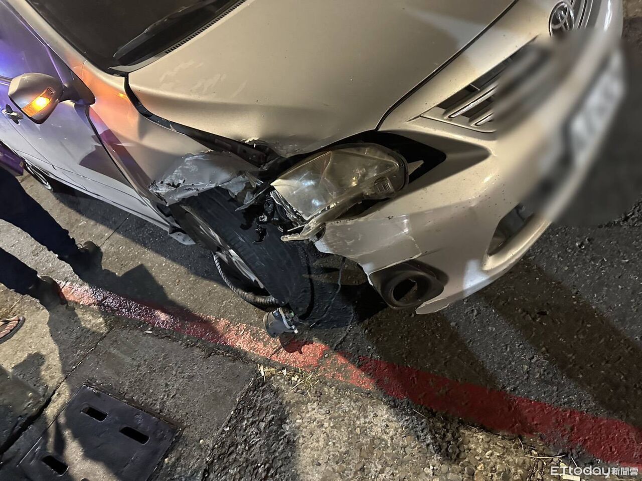 高雄29歲男駕車自撞燈桿 警眼尖搜出「喪屍煙彈」