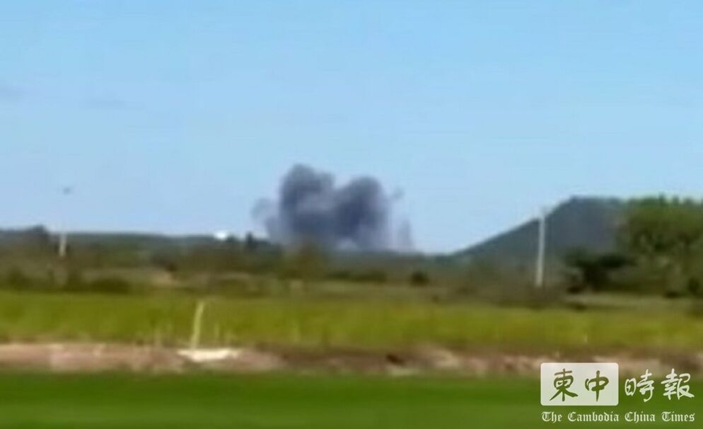 ▲▼  泰軍F-16戰機15日發動空襲，現場升起濃煙。  。（圖／翻攝自柬中時報）