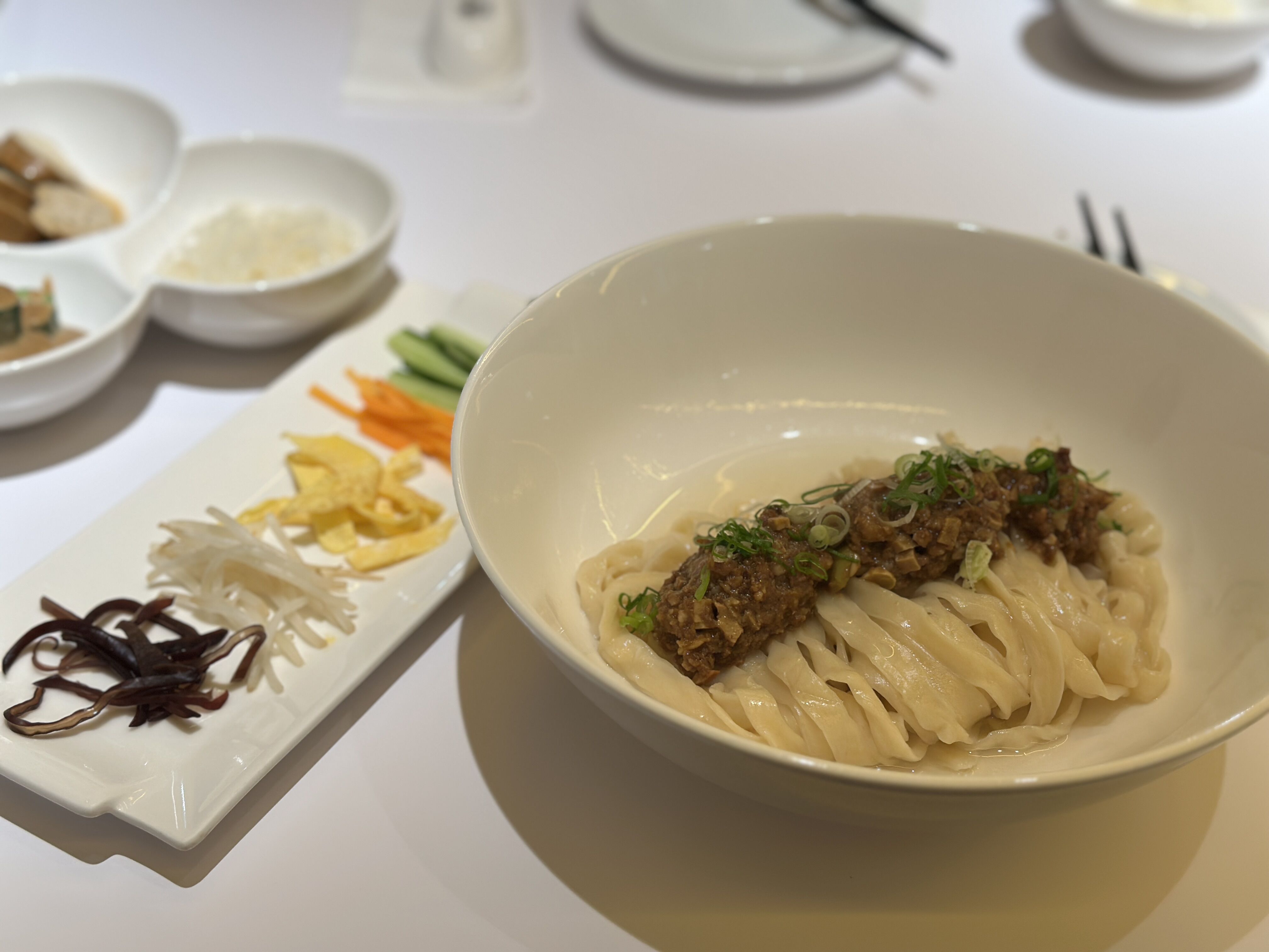 ▲喜相逢麵館掌廚人孫必成在新光三越A11開設新麵店「孫麵店」。（圖／記者蔡惠如攝）