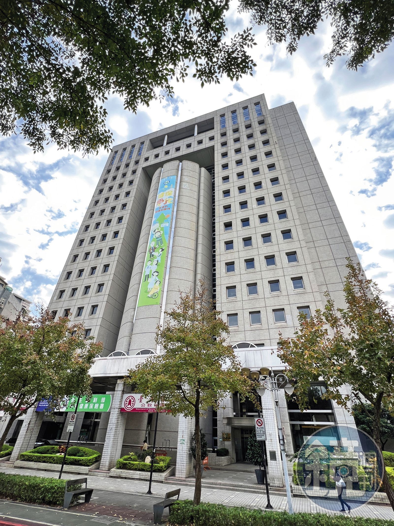 蔡英文找來學者專家及前政務官、幕僚開讀書會，地點就在她位於健保署本部大樓的辦公室內。