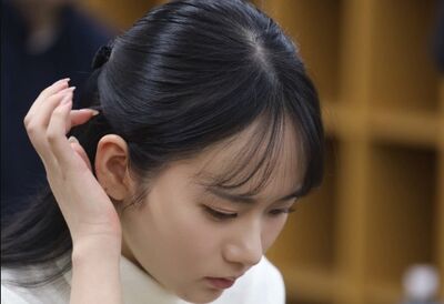 22歲「美女棋士」無敵側臉爆紅！　泳裝曝光全露背