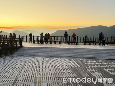 太平山莊低溫現霜景　遊客搶拍夢幻美照