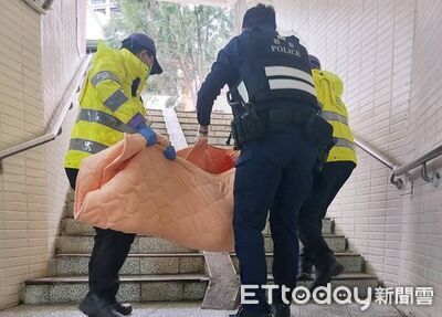 中壢街友身體不適橫躺地下道阻通行　社工評估後強制送醫