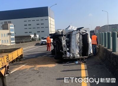 西濱砂石車打滑撞小貨車！害車體扭曲夾護欄　恐怖現場畫面曝