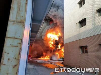 現場畫面曝！高雄禹青塑膠工廠大火　烈火黑煙猛竄