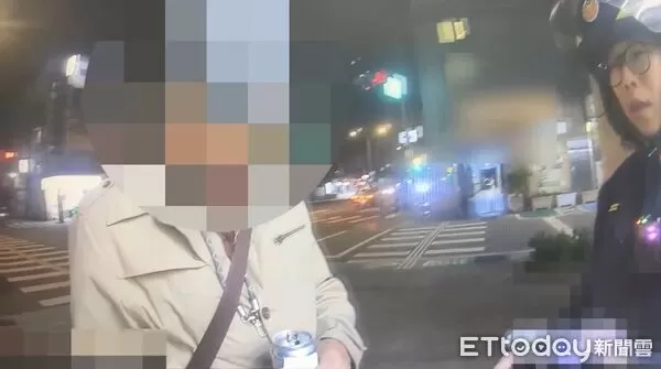 ▲警方於超商盤查正在提款的廖男，比對警政系統後確認他是通緝犯。（圖／記者張君豪翻攝）