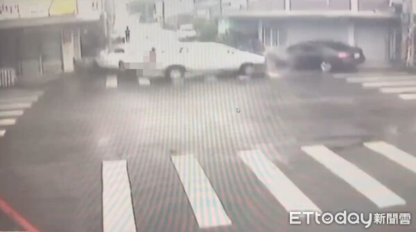 ▲花蓮警方抓車手，監控手猛踩油門落跑撞車，釀成7人受傷。（圖／記者王兆麟翻攝，下同）