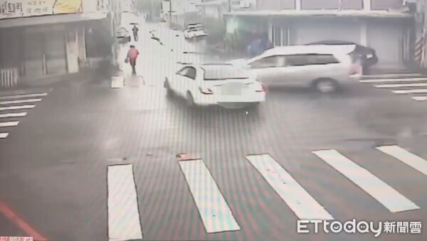 ▲花蓮警方抓車手，監控手猛踩油門落跑撞車，釀成7人受傷。（圖／記者王兆麟翻攝，下同）