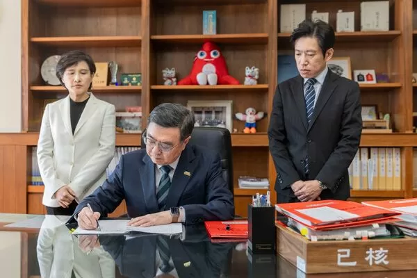 ▲▼行政院長卓榮泰在總統令稿上加註意見，「不予副署」財劃法修正案。（圖／翻攝自Facebook／卓榮泰）