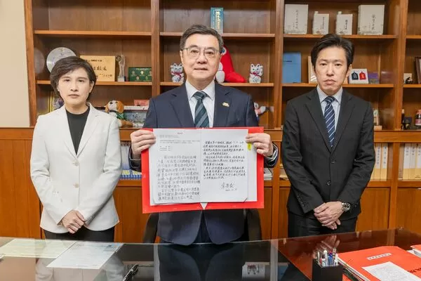 ▲▼行政院長卓榮泰在總統令稿上加註意見，「不予副署」財劃法修正案。（圖／翻攝自Facebook／卓榮泰）